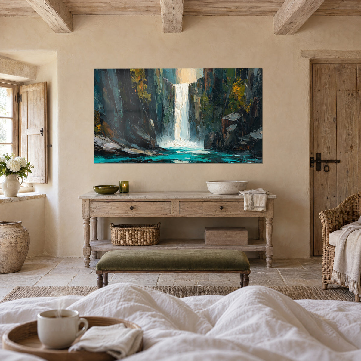 Quadro cortina di schiuma avorio che scende da un canyon verde scuro, bacino turchese, sopra un letto in una camera luminosa