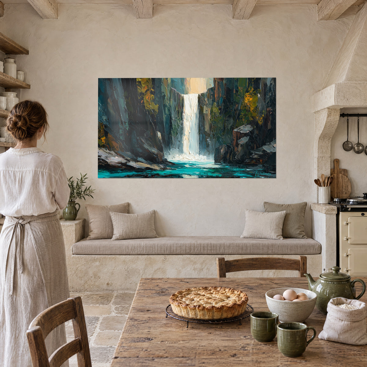 Quadro paesaggio di gola, cascata color crema tra rocce brune e muschi dorati, appeso in una cucina di campagna