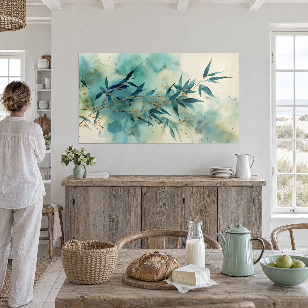 Gemälde schmale Eukalyptusblätter in Blaugrün, türkis und beige Aquarellnebel, goldene Spritzer, in einer Küche am Meer