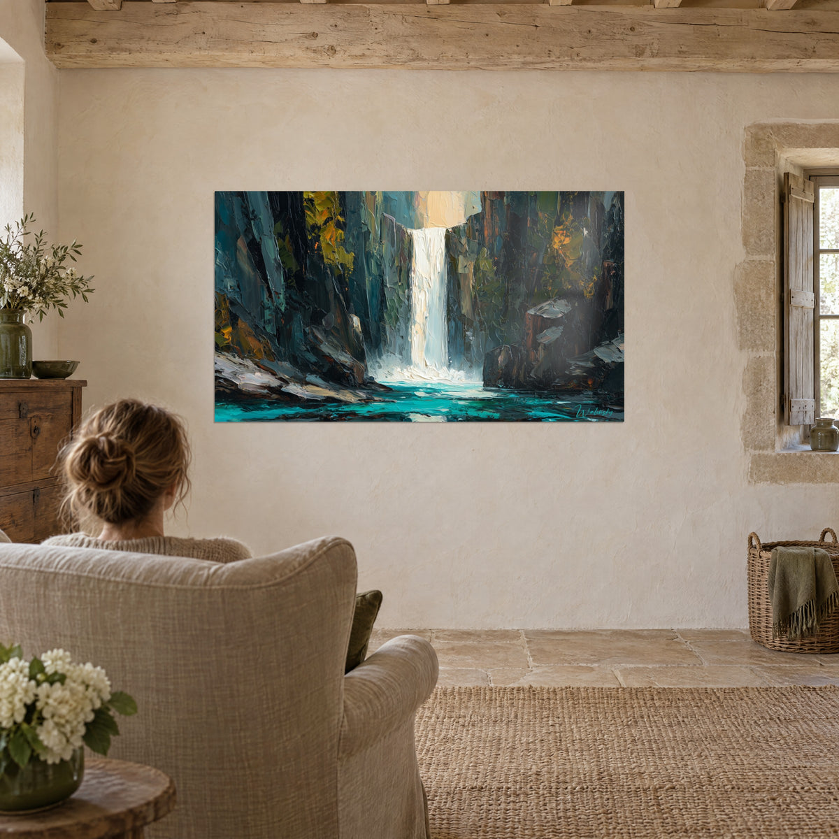 Quadro salto d'acqua luminoso in un burrone, pietre grigio-azzurre, fogliame senape e acqua turchese, di fronte a una poltrona beige