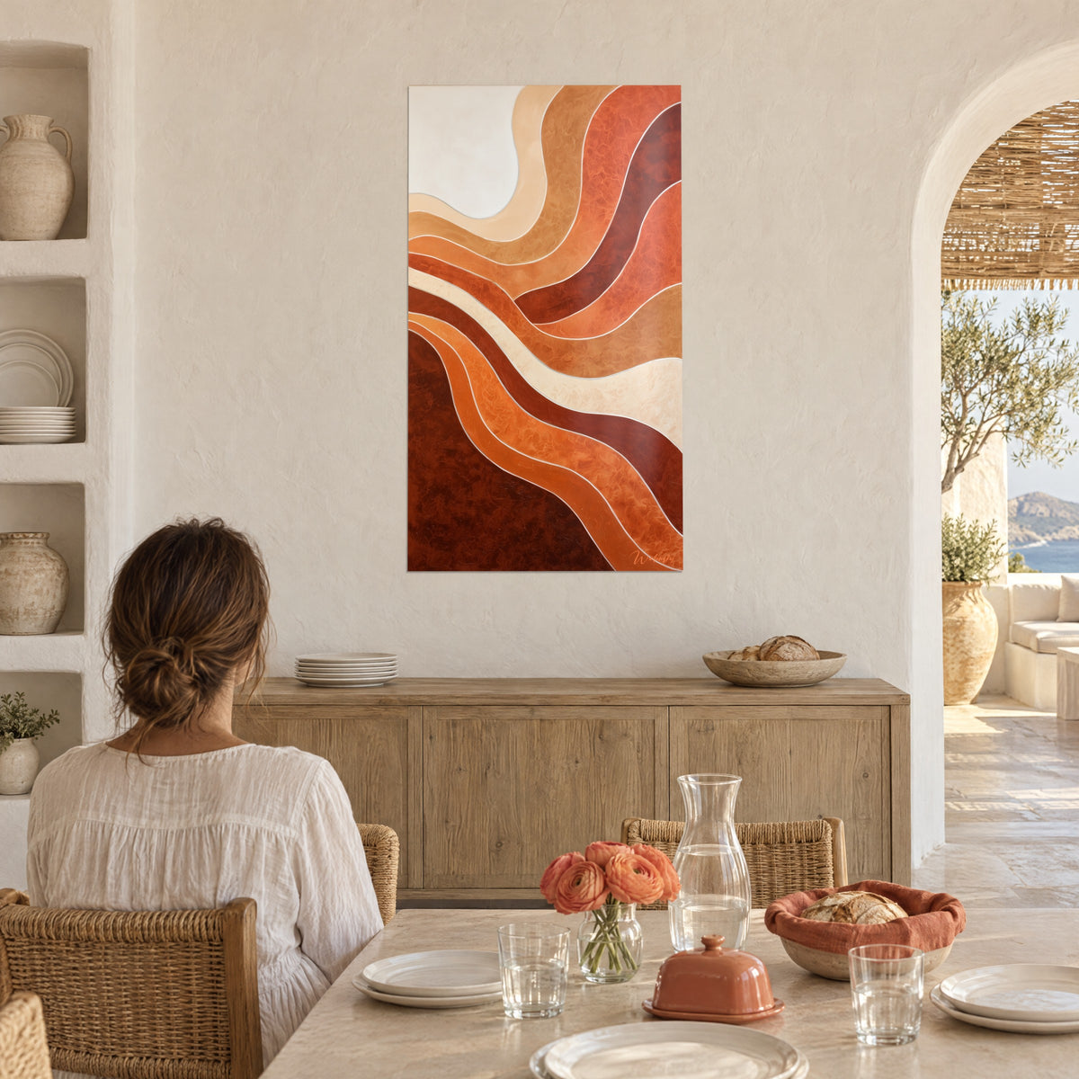 Cuadro de cintas sinuosas cobre e marfil sobre una mesa puesta, mujer de espaldas, flores coral, casa mediterránea