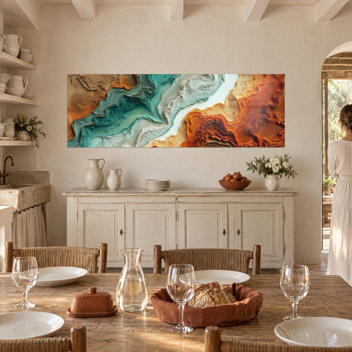 Quadro terra scolpita in onde ramate e verde acqua, fiume bianco, una donna di spalle, credenza bianca e tavolo da pranzo