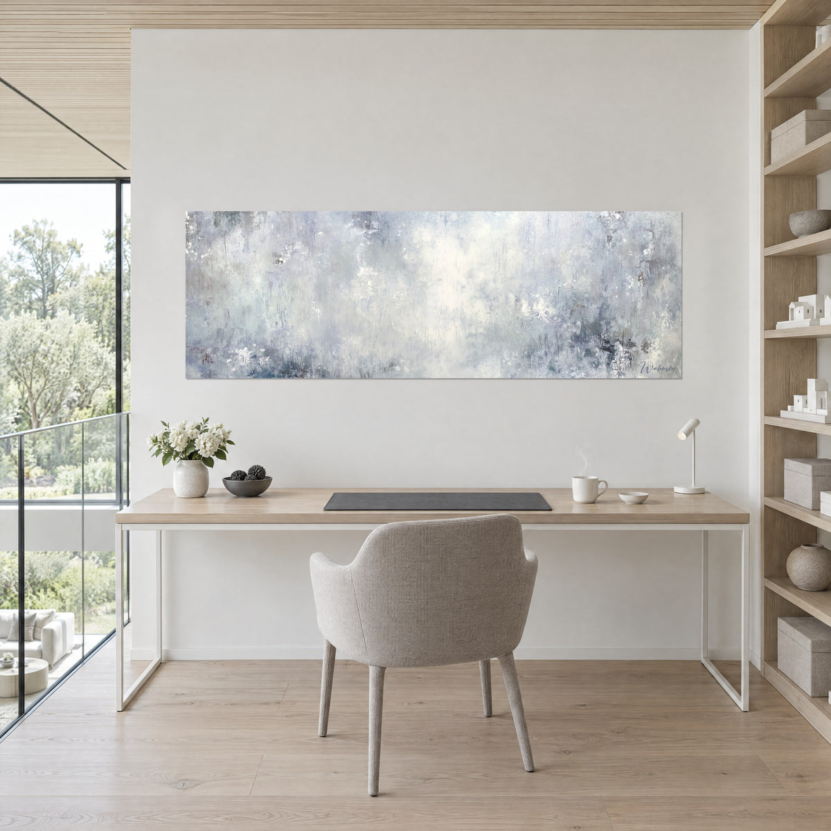 Quadro di cielo tempestoso placato, colature verticali blu acciaio e bianco lattiginoso, sopra una scrivania in legno chiaro con sedia grigia