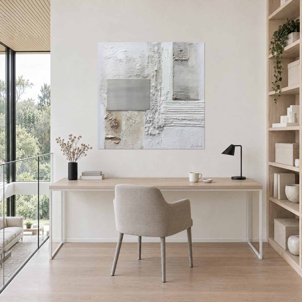 Schilderij minerale harmonie met witte pastabanden en grijs raster, crème muur boven een licht eikenhouten bureau, beige fauteuil