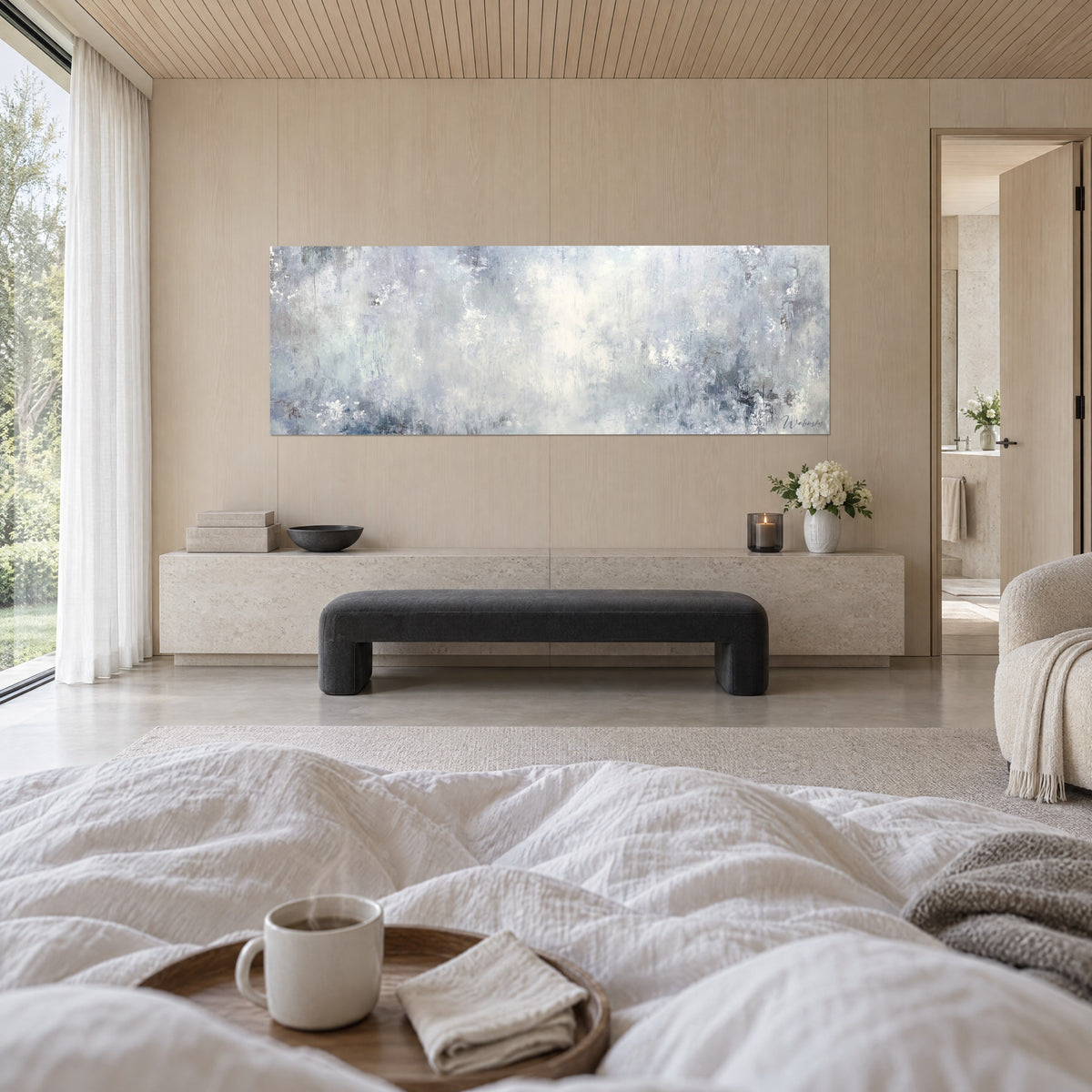 Quadro con velo di foschia lavanda e bianco madreperla, grande formato, appeso dietro una panca scura sopra il letto in una camera luminosa