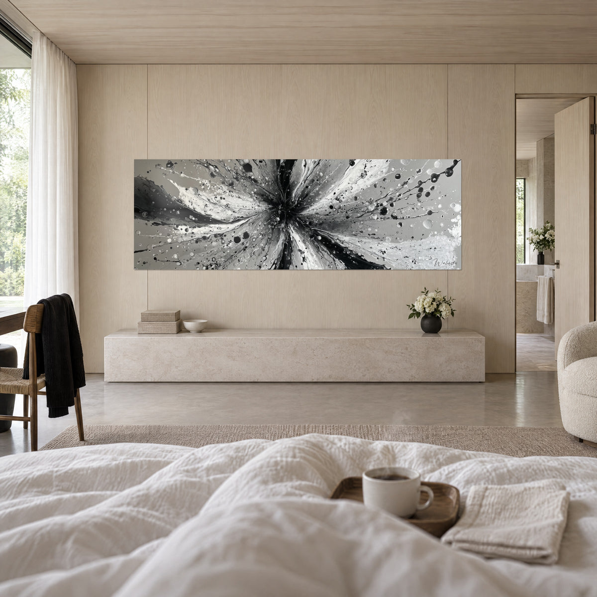 Schilderij kosmische gloed in diep zwart en parelmoerwit, donker midden met zilveren stralen, boven een bed in een lichte slaapkamer