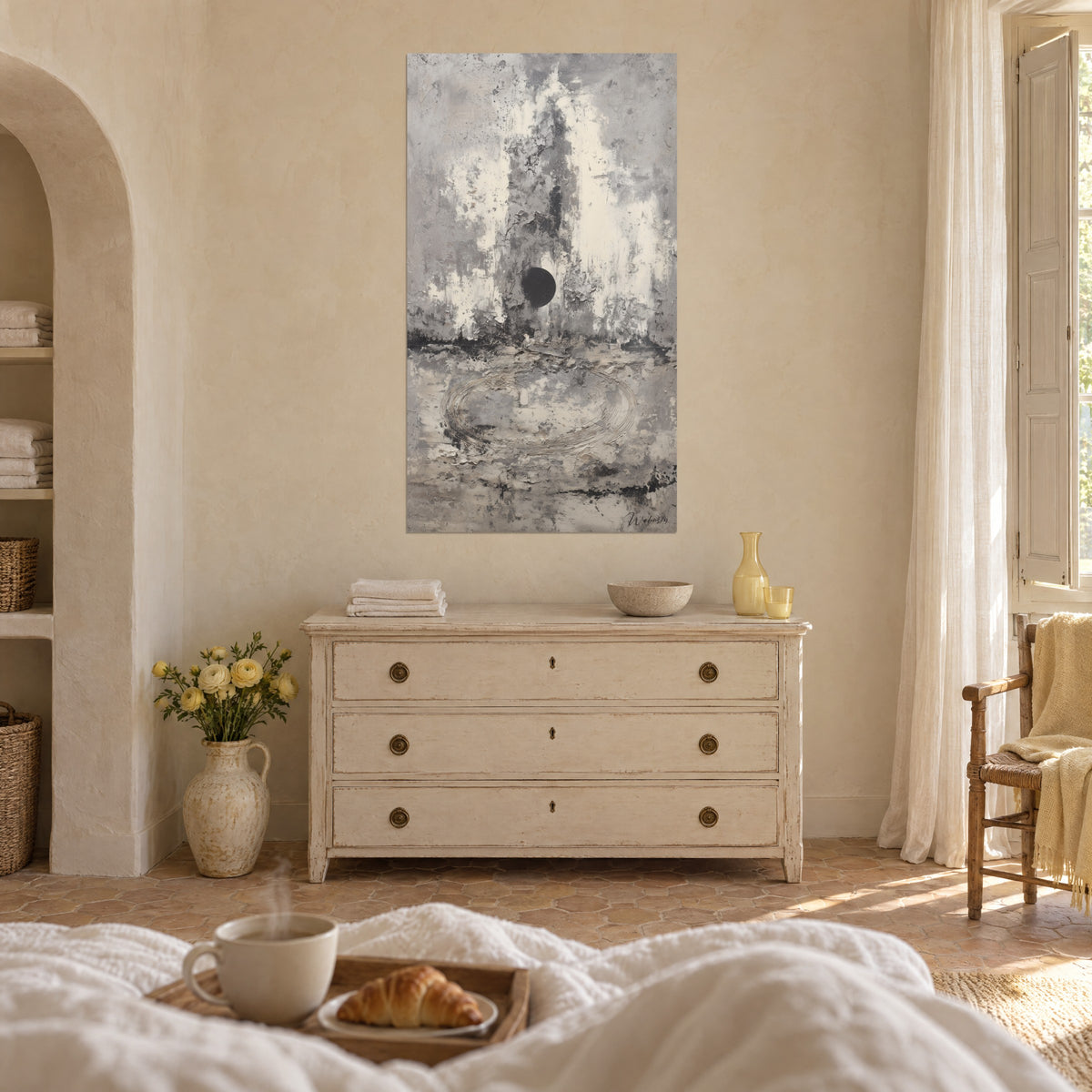 Gemälde mineralische Landschaft in Stahlgrau und Kreideweiß, schwarzer Mond auf rissiger Oberfläche, über einem Bett in einem hellen Schlafzimmer