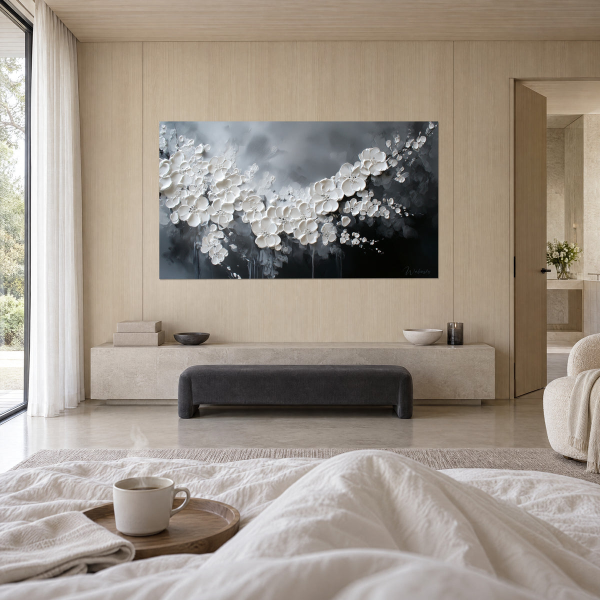 Cuadro floración monocroma en pasta gruesa, marfil y gris pizarra, encima de una cama en un dormitorio luminoso