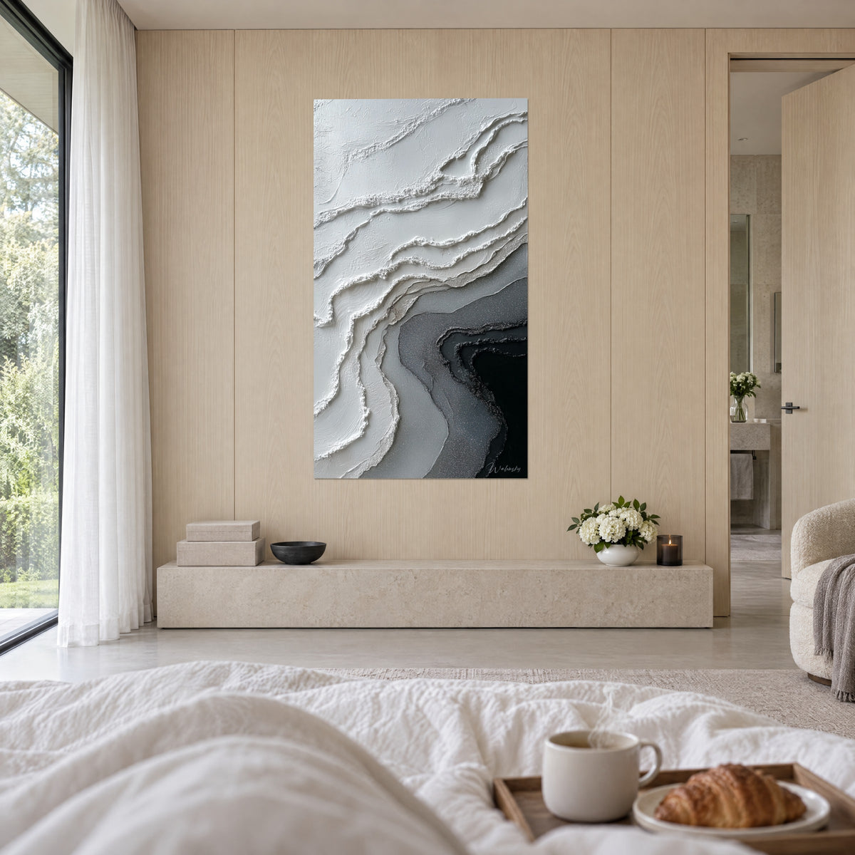 Quadro con colate di roccia bianca che virano al grigio ardesia e al nero, texture spessa, sopra un letto in una camera luminosa