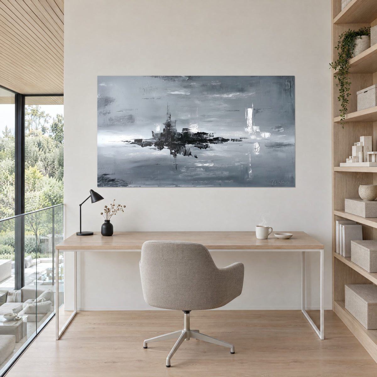Gemälde mit schwarzem Industriehorizont auf metallisch grauem Grund, dicke Pastellschichten und weiße Reflexe, über einem Schreibtisch aus hellem Holz