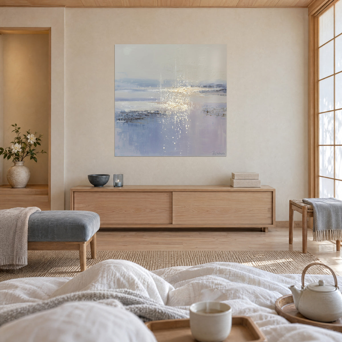 Cuadro reflejos nacarados sobre agua lavanda, azul polvo y blanco crema, pareja de espaldas, sobre una cama en un dormitorio claro