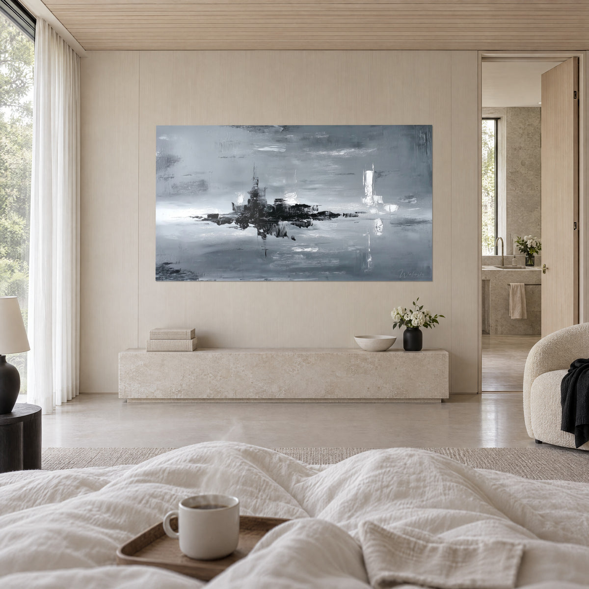 Gemälde mit einer Insel schwarzer Hochhäuser auf silbergrauem Wasser, weiße Lichtreflexe, über einem Bett in einem hellen Schlafzimmer