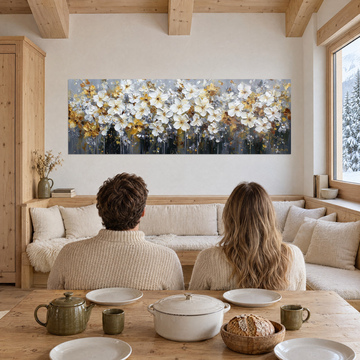 Schilderij zilverachtige en honingkleurige bloemkelken in reliëf met het mes, staalgrijs en wit, tegenover een chalet-bank van licht hout