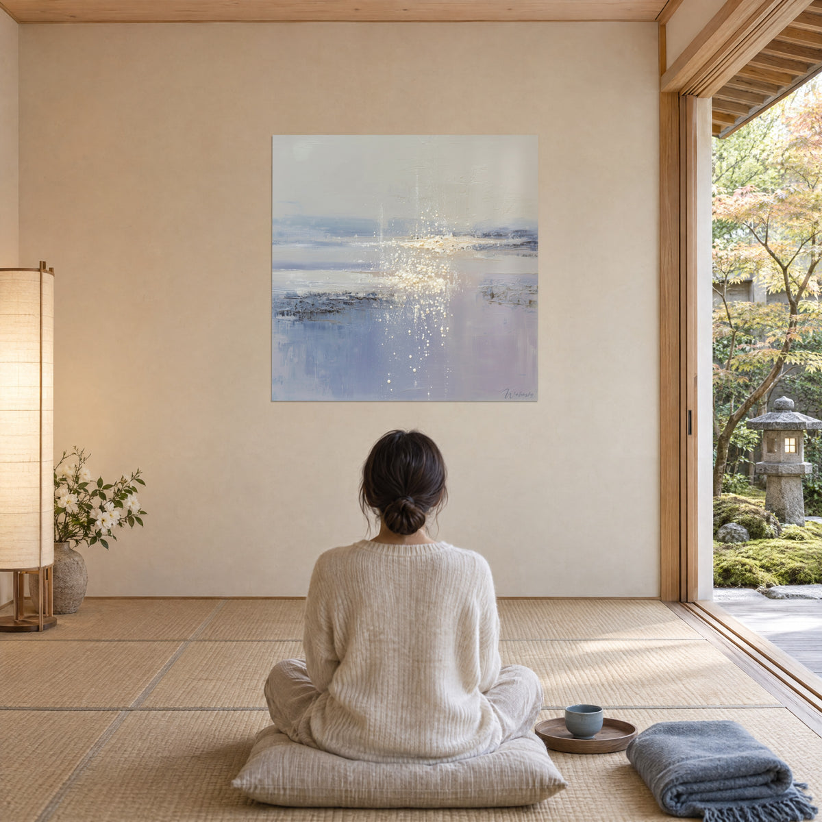 Cuadro destello dorado sobre un mar en calma, azul glaciar y rosa polvo, mujer de espaldas meditando sobre un cojín, espacio zen