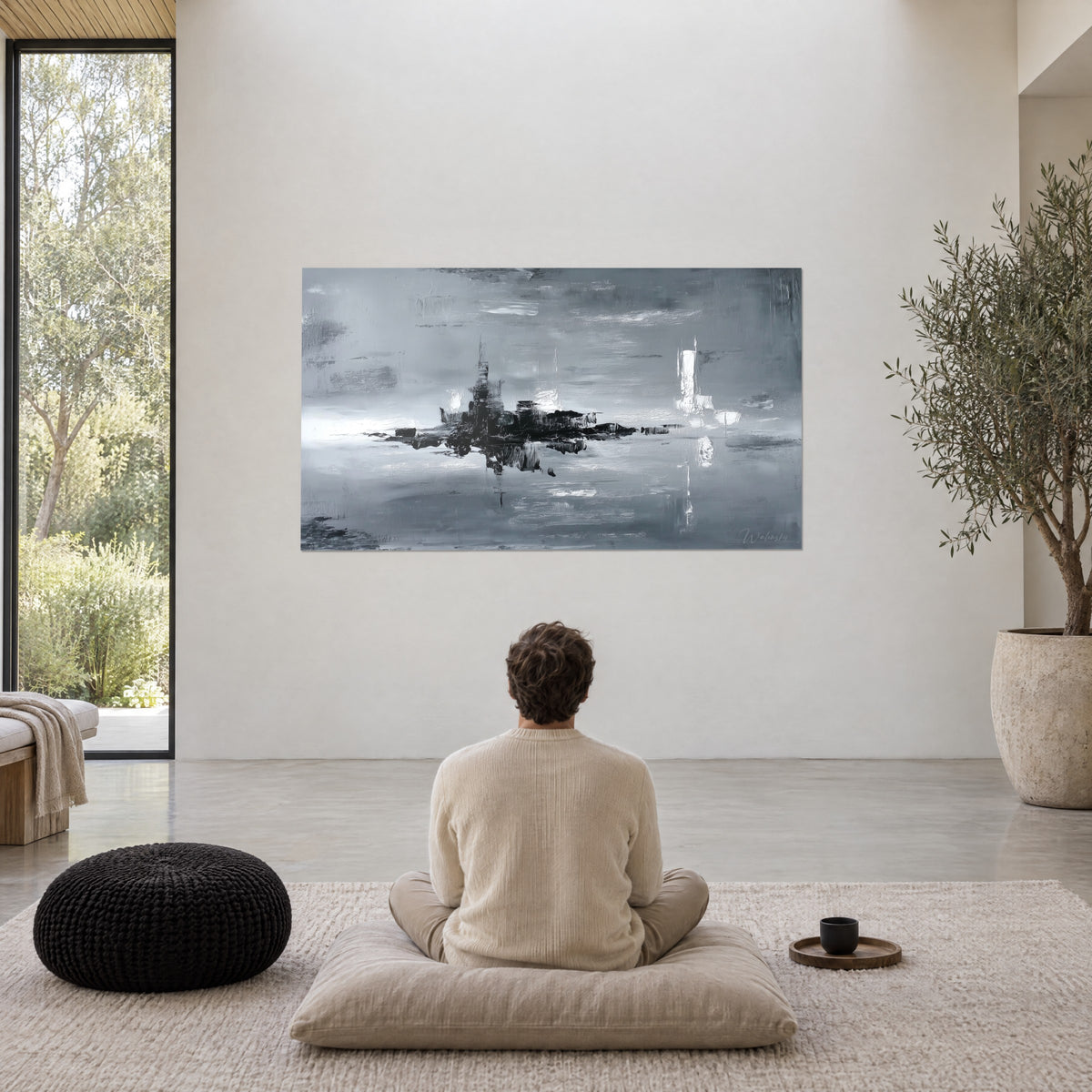 Gemälde mit einer schwarzen Stadt-Fata-Morgana im blaugrauen Nebel, weiße Schlieren, Meditation auf einem schwarzen Kissen vor der Wand
