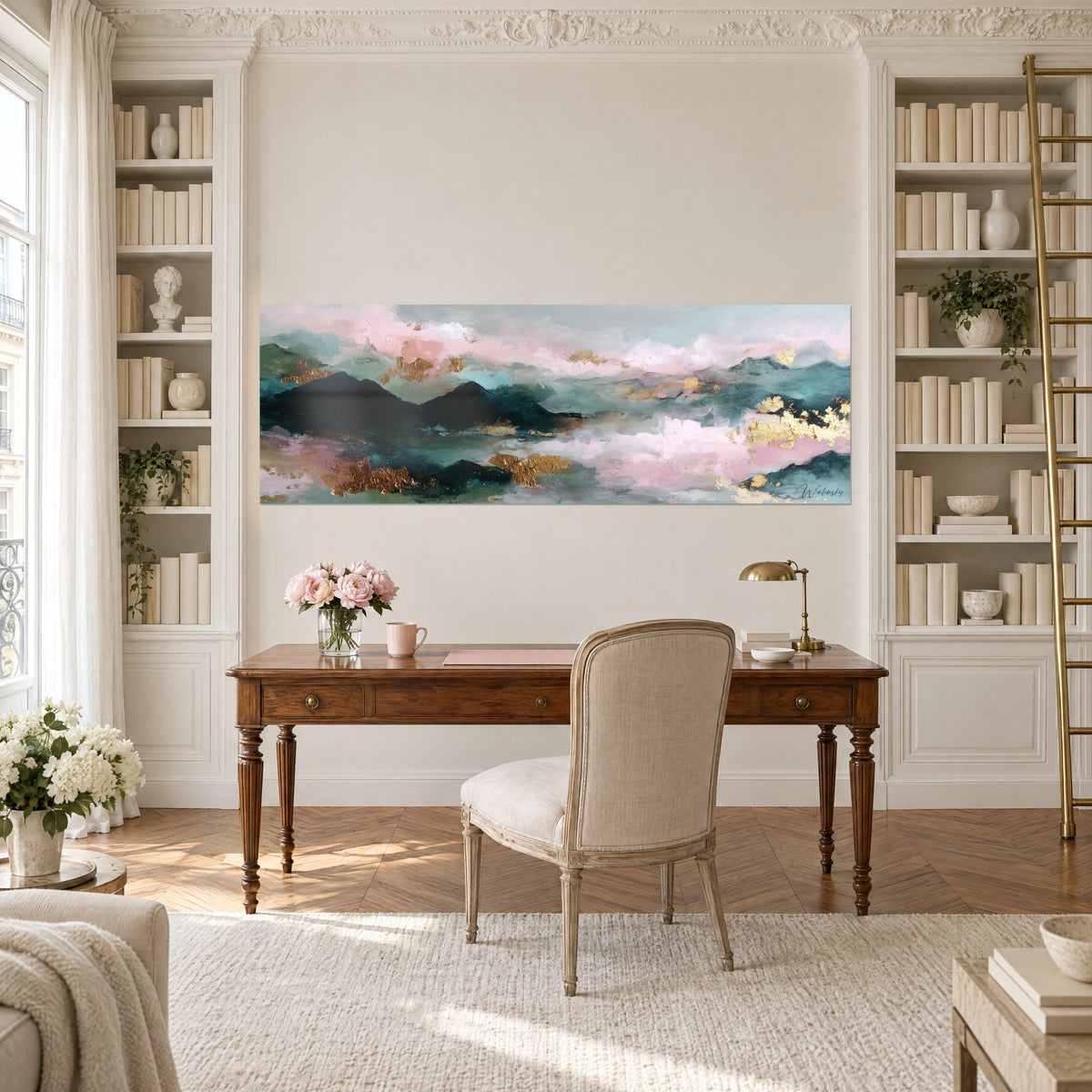 Schilderij van een panorama van diepgroene toppen, roze nevel en glanzend verguld, tussen twee boekenkasten van een werkkamer