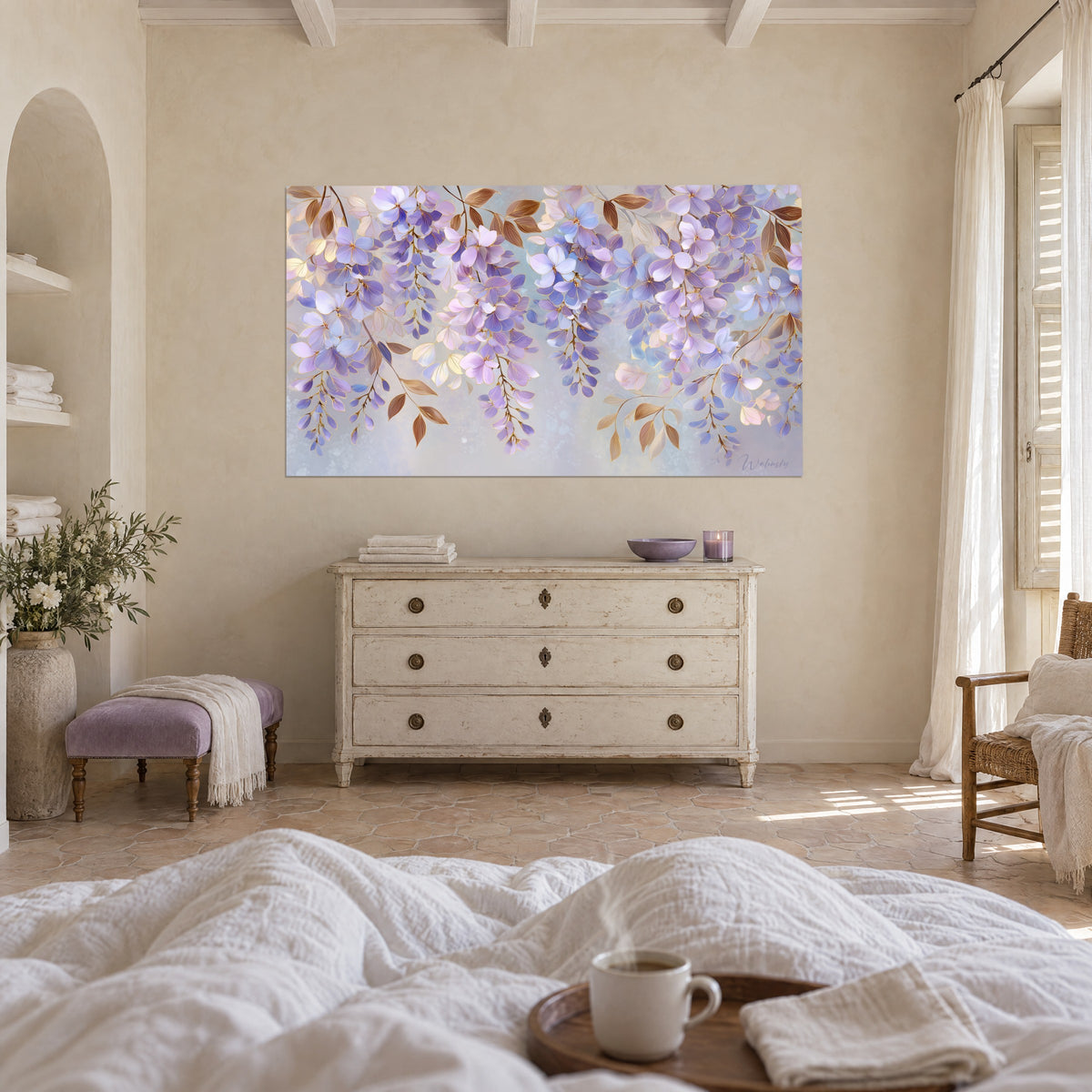 Cuadro velo de flores malvas colgantes con hojas cobrizas, fondo azul pastel, encima de una cama en un dormitorio luminoso