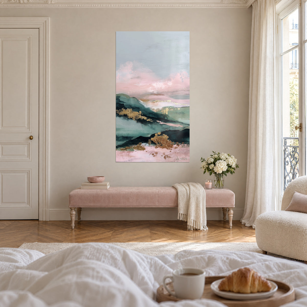 Gemälde rosa Wolken und tiefgrüne Reliefs, goldene Glanzlichter, gegenüber einer Frau von hinten, über einem Bett in einem hellen Schlafzimmer