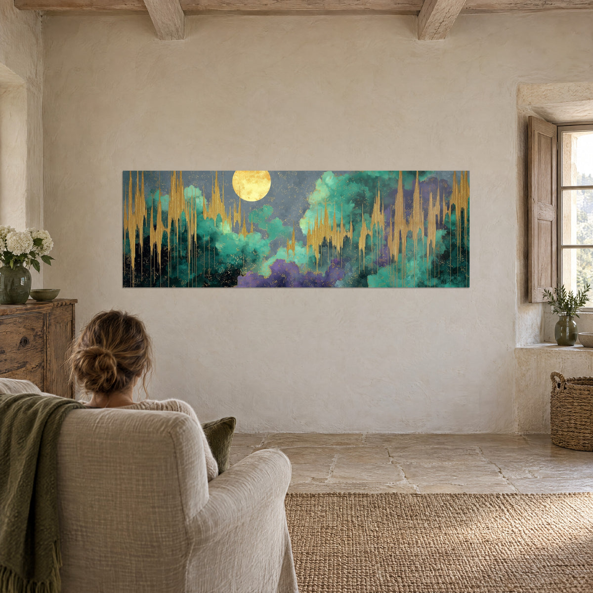 Cuadro armonía celeste de nubes jade, violeta y oro, luna redonda dorada, frente a un sillón en una casa de campo de piedra