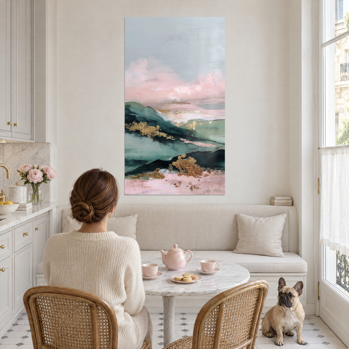 Gemälde abstrakte Berge in Blaugrün unter rosa Wolkenschleiern, Goldverzierungen, Frau von hinten und Bulldogge, Haussmann-Essecke