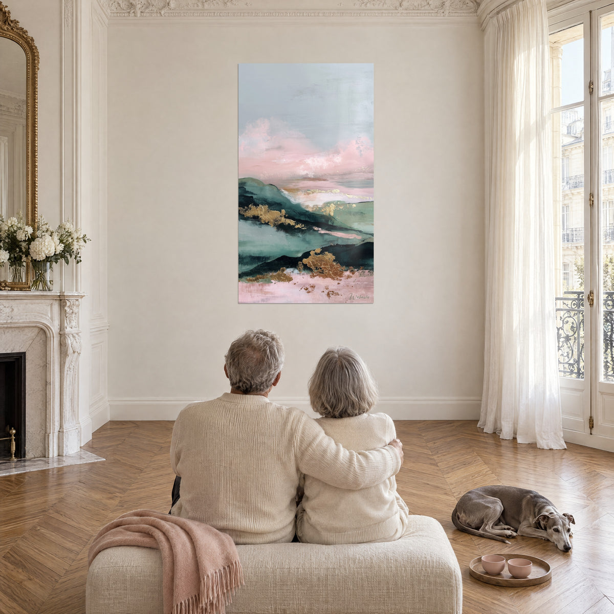 Gemälde neblige rosa, smaragdgrüne und goldene Landschaft, von einem Paar von hinten auf einem Sofa betrachtet, liegender Whippet, Haussmann-Salon