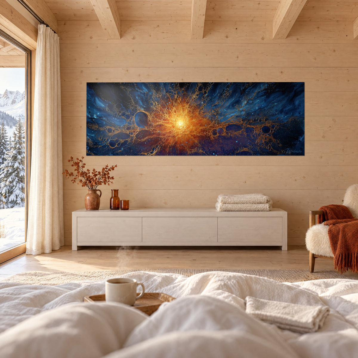 Cuadro sol estelar con encajes dorados, azul profundo y cobre, frente a ropa de cama blanca sobre una cama en un dormitorio luminoso