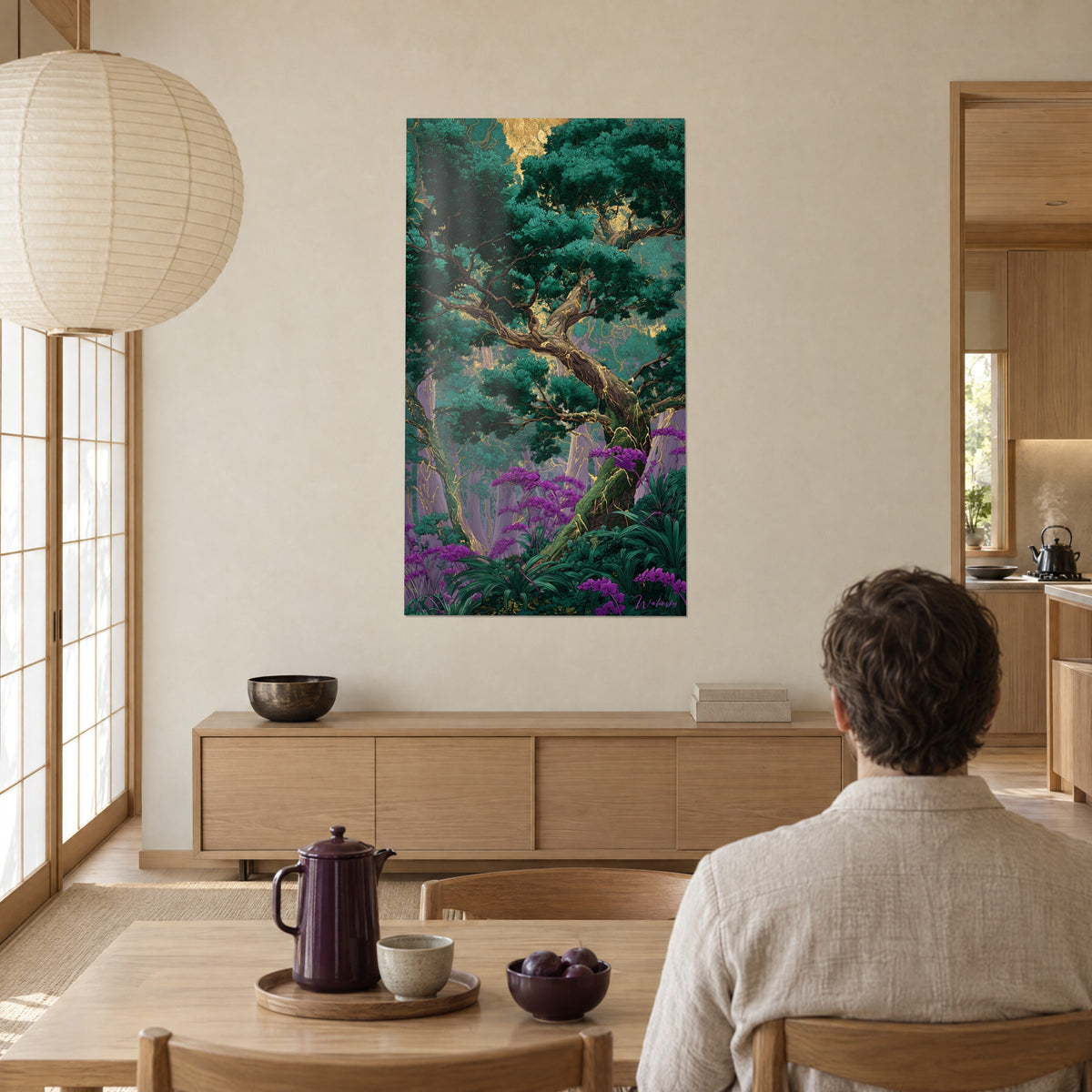 Gemälde alter Baum mit geschwungenen Ästen, tiefgrünes Laub, violette Blütentrauben und goldener Himmel, neben einem Esstisch aus hellem Holz