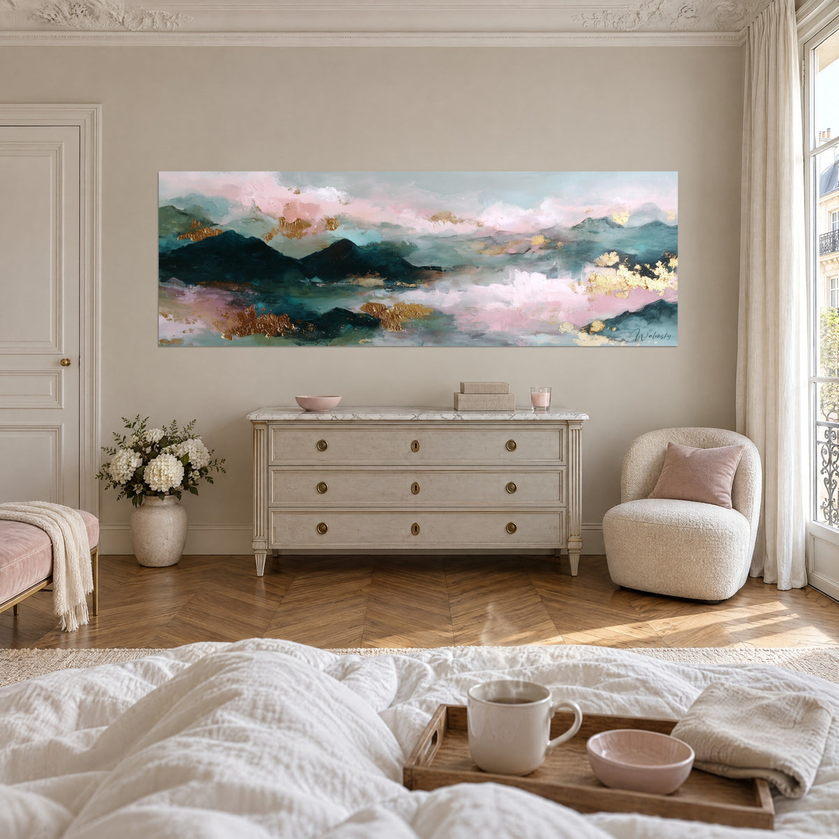 Schilderij van een heuvelhorizon in smaragd en zacht roze wolken met goud, boven een bed in een lichte slaapkamer