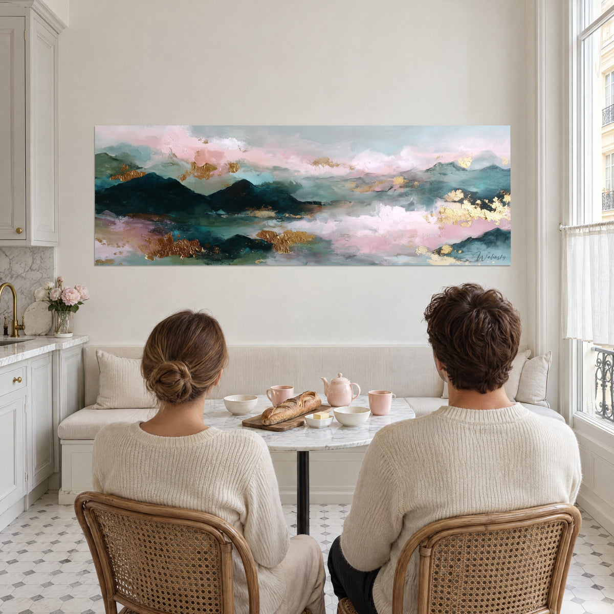 Schilderij van een aquarel vallei met donkere toppen, lichtroze lucht en gouden glinsteringen, tegenover een ontbijttafel in de woonkamer