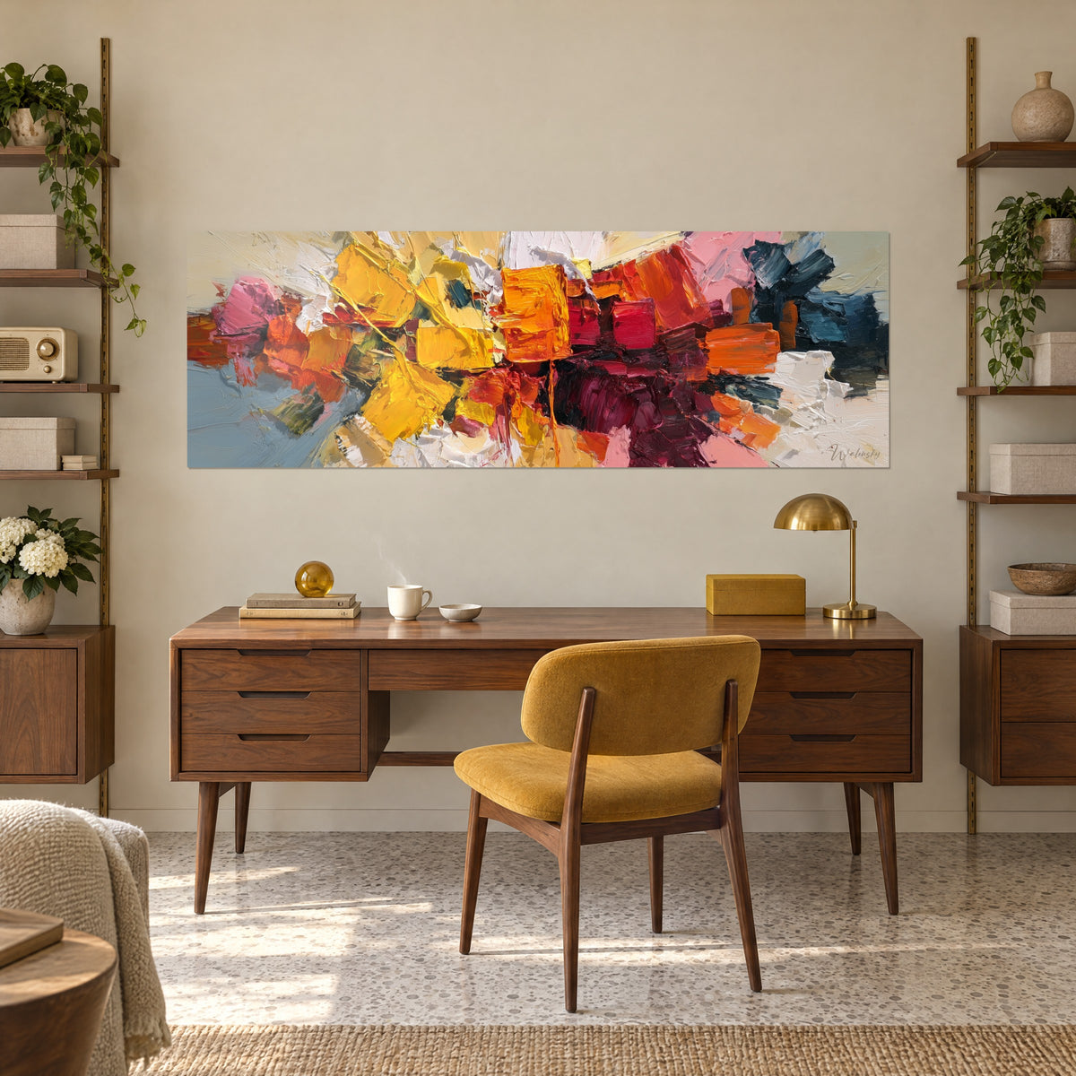 Cuadro campo de colores cálidos a espátula, amarillo limón, naranja y ciruela, colgado sobre un escritorio de madera