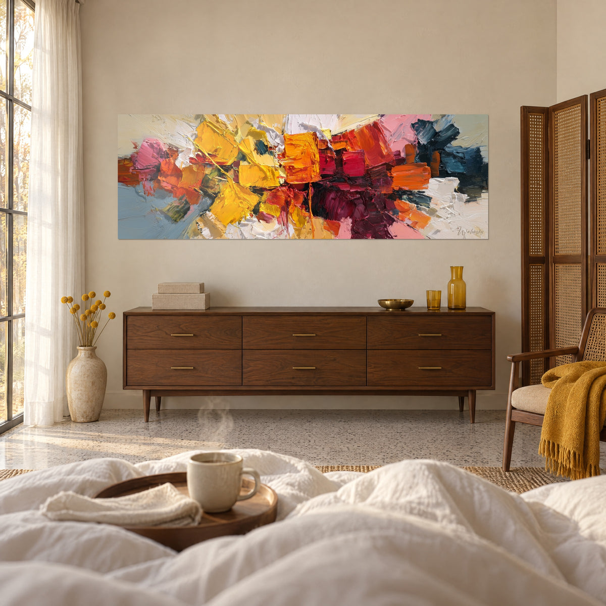 Cuadro estallidos de óleo naranja y burdeos, banda azul grisácea a la izquierda, encima de una cama en un dormitorio luminoso