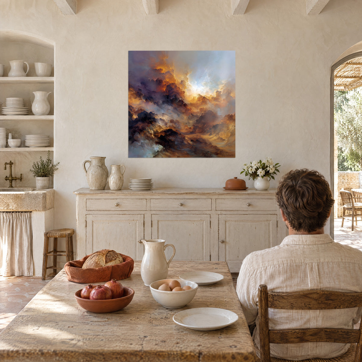 Quadro rogo di nuvole arancio contro ombre viola e cielo bianco, uomo di spalle, mas provenzale