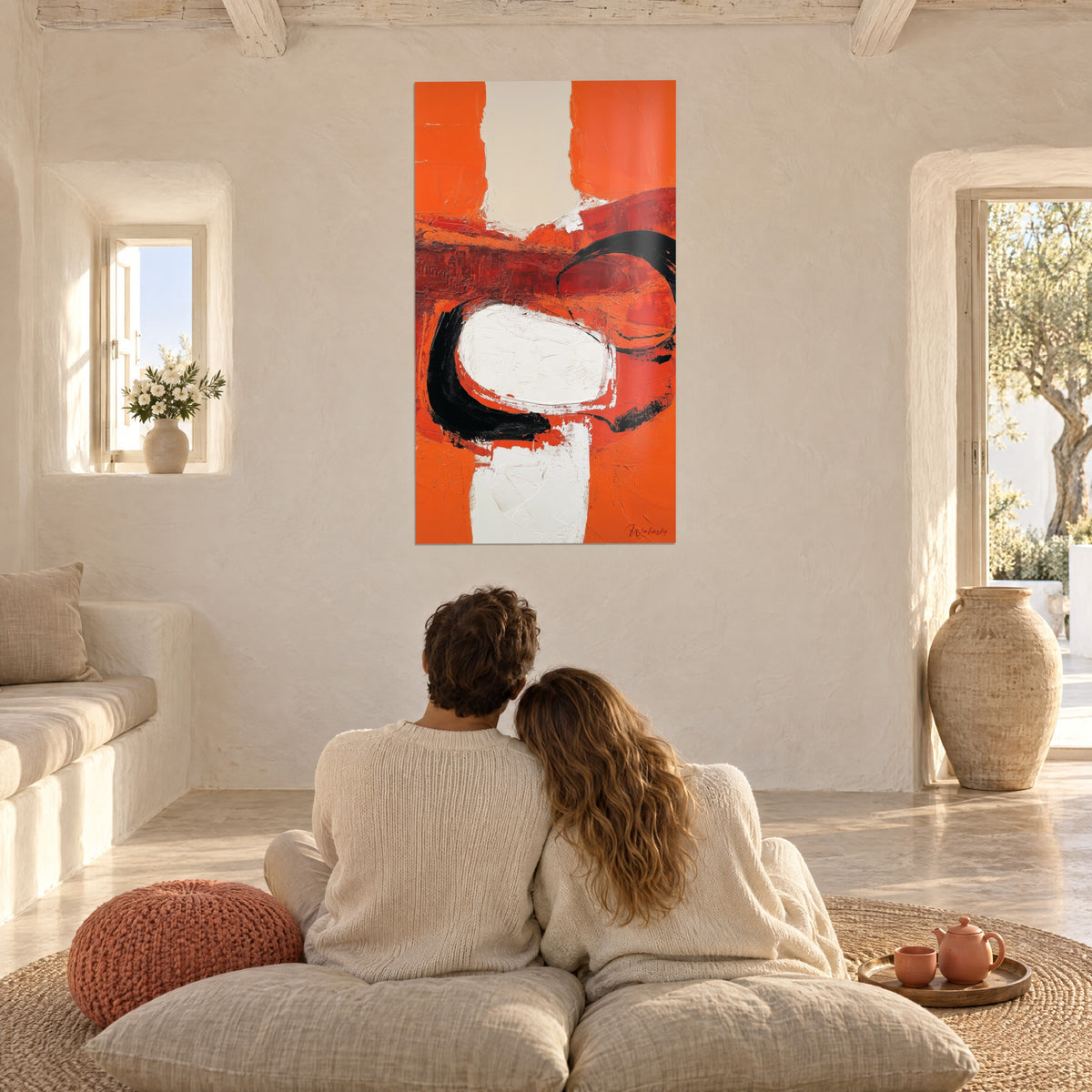 Quadro geometria libera arancio e avorio, linea nera a spirale, coppia di spalle seduta su cuscini di fronte a un muro bianco