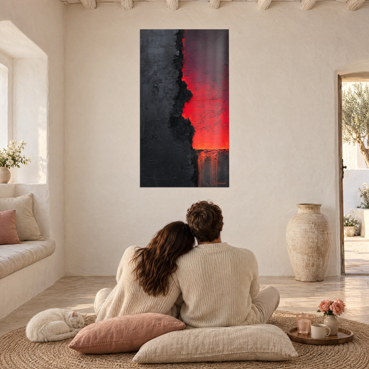 Gemälde mit roter und schwarzer Lavalandschaft, Paar von hinten auf rosa Kissen mit einer Katze, schlicht gestaltetes mediterranes Wohnzimmer
