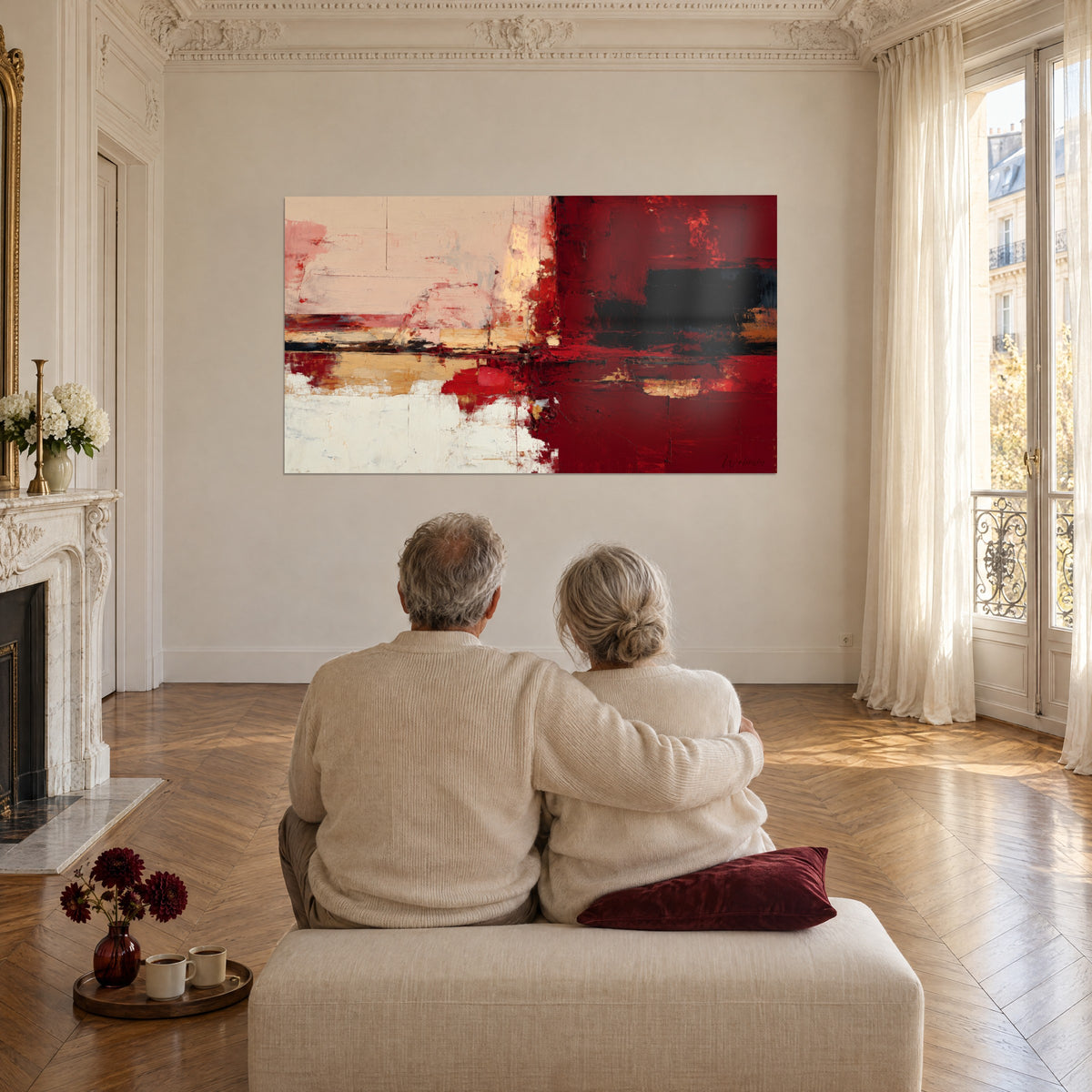Tableau fresque rubis, crème et ocre en empâtements, couple âgé de dos assis sur un pouf dans un grand salon blanc