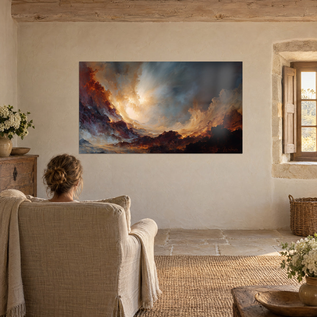 Cuadro masas de nubes doradas sobre fondo oscuro, salpicaduras rojo ladrillo, sillón beige junto a una ventana de piedra