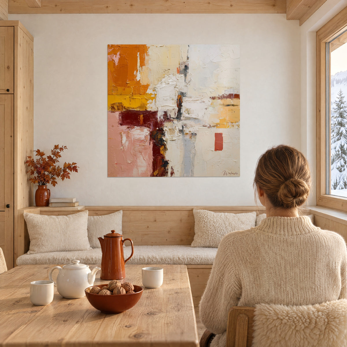 Gemälde strukturiertes Kunstwerk mit elfenbeinfarbenen, gebranntorangen und altrosa Spachtelauftragungen, Frau von hinten neben einem Tisch, verschneites Chalet