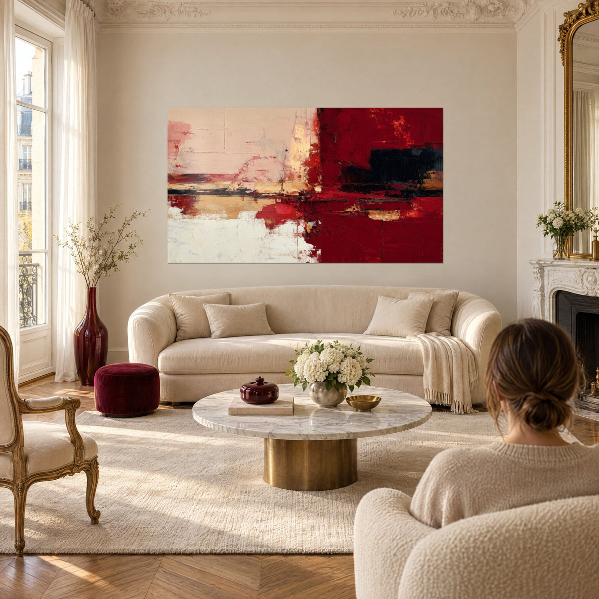 Tableau abstraction pourpre aux aplats de spatule, rose poudré et crème, femme de dos au-dessus d'un canapé dans un salon lumineux