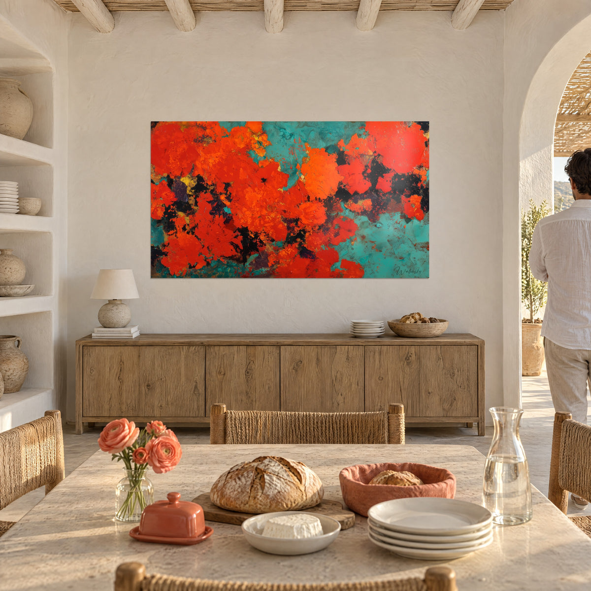 Schilderij abstract boeket in koraal en zwart op turquoise achtergrond, boven een houten dressoir naast een gewelfde nis