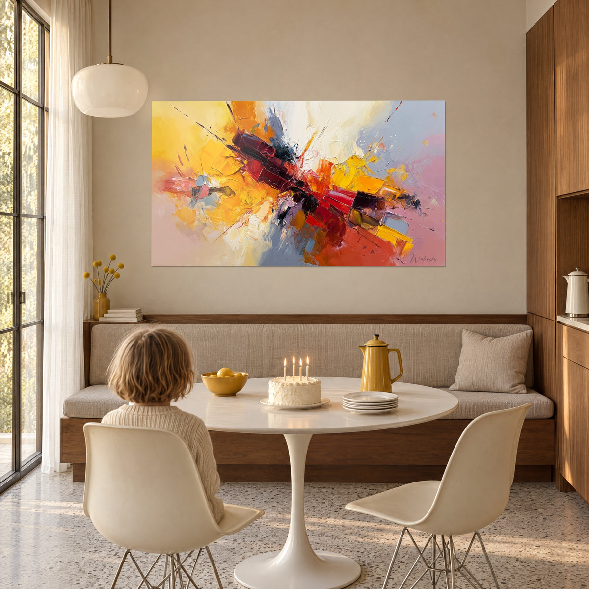 Cuadro choque de pigmentos naranja quemado y amarillo limón, toques rosas y grises, en un comedor luminoso con ventana
