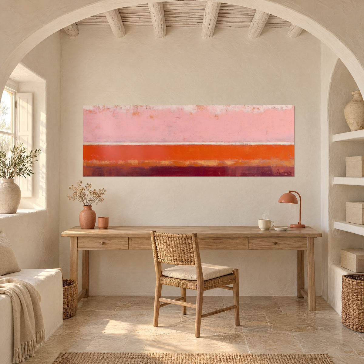Tableau composition horizontale rose pâle, orange et pourpre, au-dessus d'un bureau en bois clair, lampe terracotta