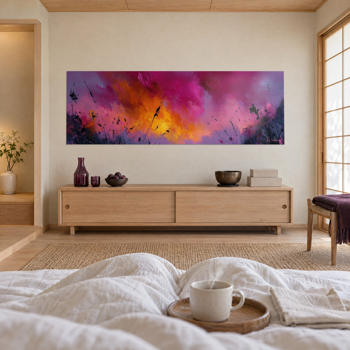 Schilderij met een stralende oranje gloed, felroze en violet, donkere grassen erdoorheen gespat, boven een bed in een lichte slaapkamer