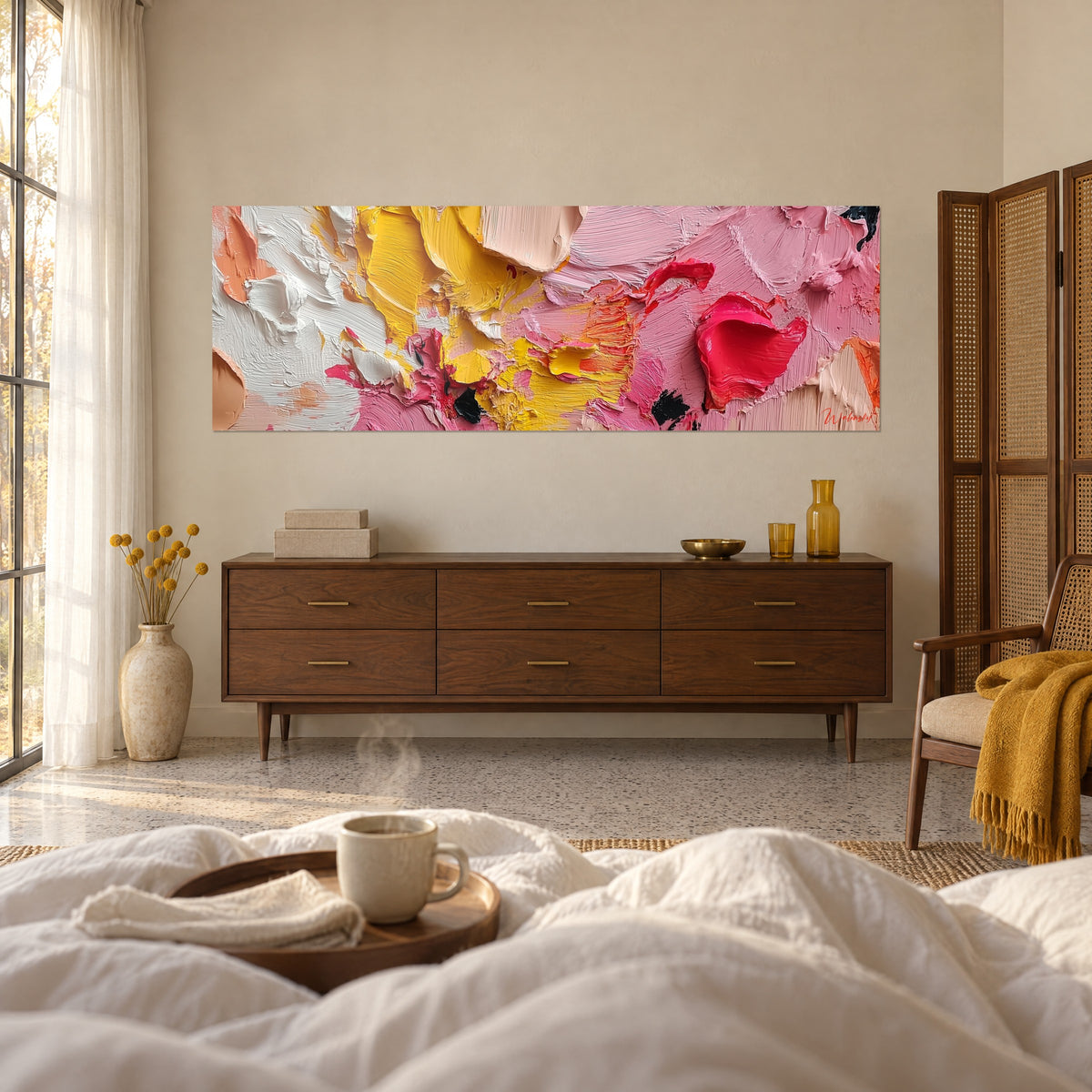 Abstract schilderij met kammen van dikke verf in zonnegeel, lichtroze en karmijn, boven een bed in een heldere slaapkamer