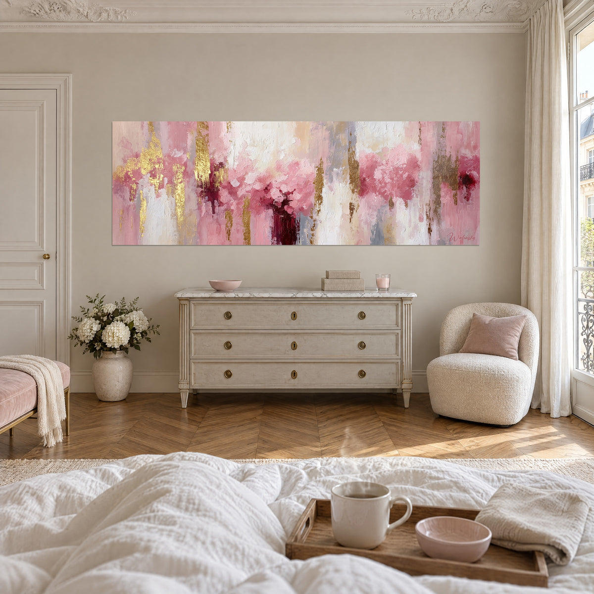 Cuadro floral abstracto en rosa y dorado, toques burdeos y gris perla, sobre una cama en un dormitorio luminoso