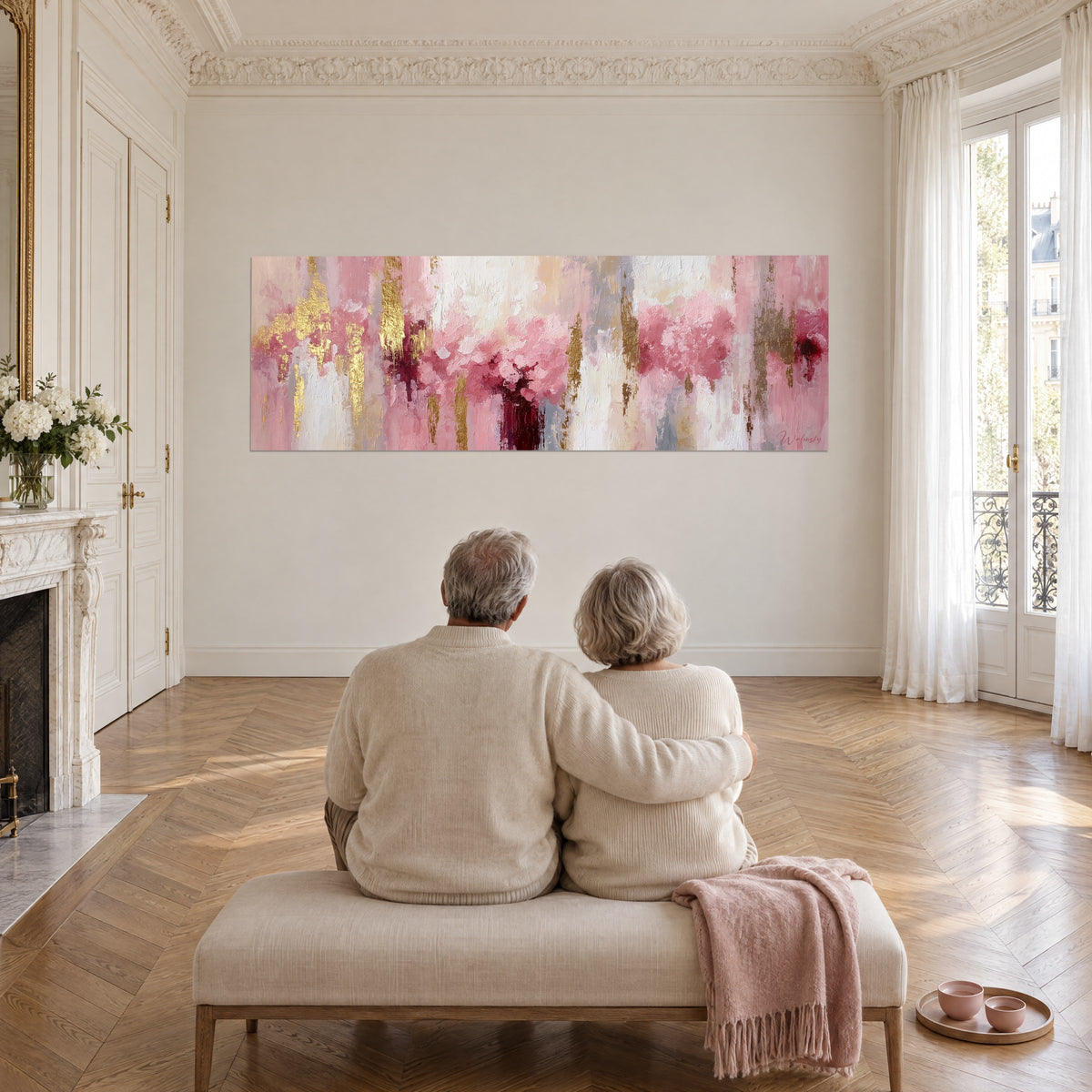 Cuadro de fresco floral en rosa, marfil y oro martillado, pareja de edad avanzada abrazada de espaldas en un banco de un salón haussmanniano