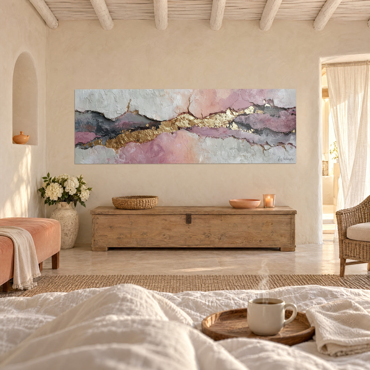 Cuadro de paisaje mineral rosa, salmón y gris perla con una veta dorada estallada, frente a una cama deshecha, encima de una cama en un dormitorio luminoso