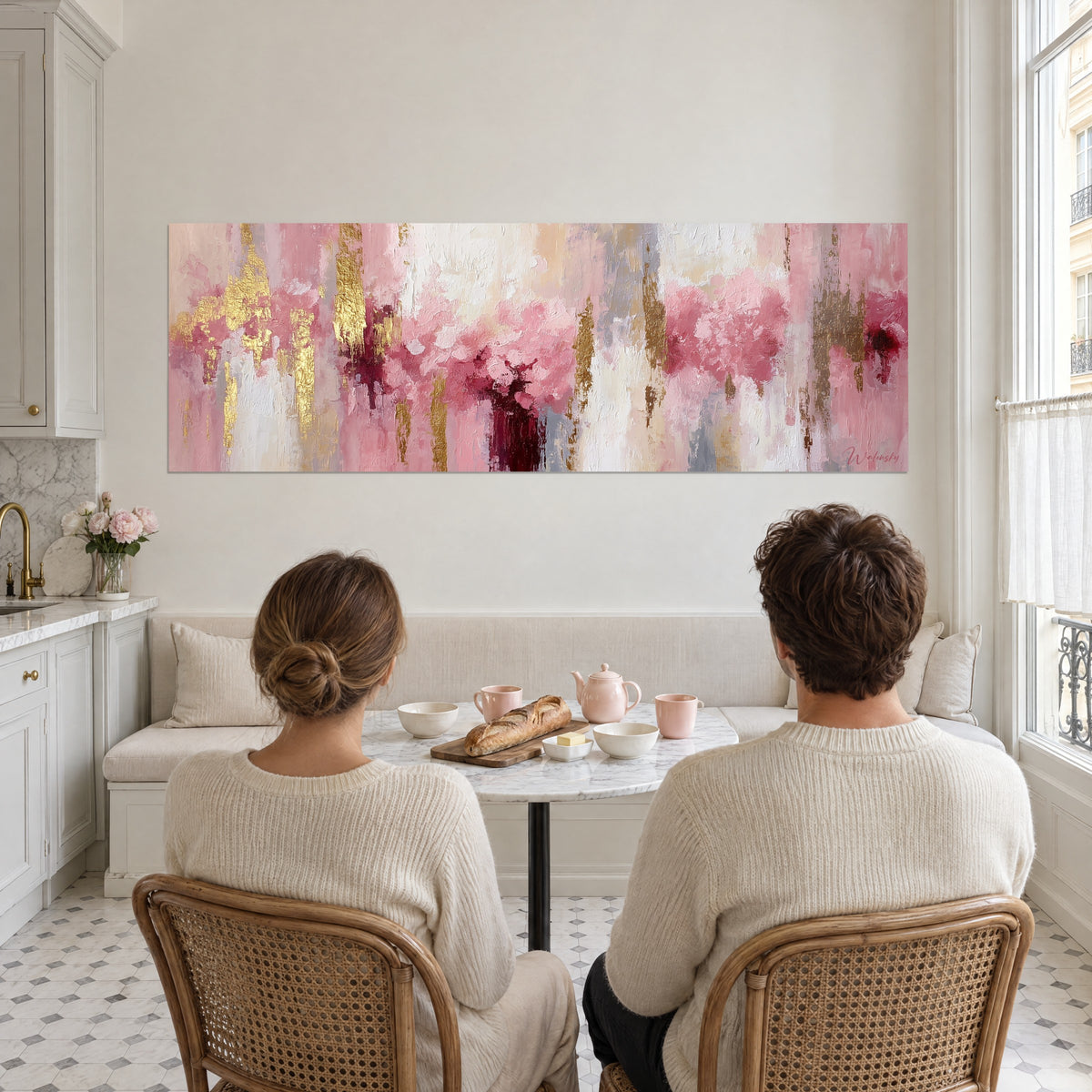 Cuadro de ramo de peonías con espátula, rosa, crema y oro brillante, pareja de espaldas sentada a la mesa en un salón de estilo haussmanniano