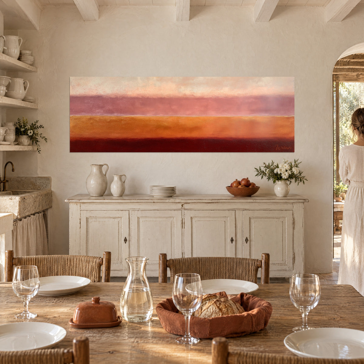 Cuadro de atardecer estilizado en capas de rosa, naranja y púrpura oscuro, mujer de espaldas junto al arco, mesa puesta en una masía provenzal