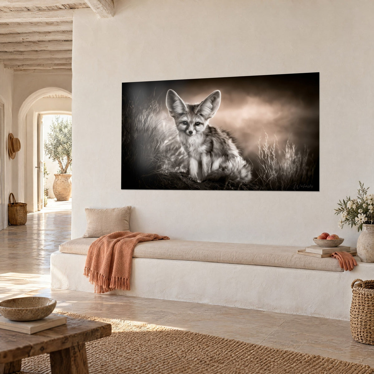 Gemälde kleiner sitzender Fennek, dunkler Blick, elfenbeinfarbenes und schokoladenbraunes Fell, kupferfarbener nebliger Himmel, an einer weißen Wand eines mediterranen Hauses
