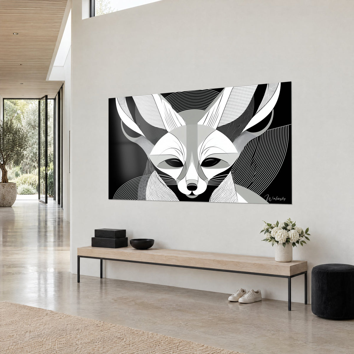 Cuadro fennec estilizado en planos grises y blancos sobre fondo negro, orejas con líneas concéntricas, visto de tres cuartos en un salón bañado de luz